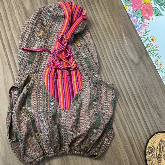 BOHO CROP COLORFUL TOP WITH HOOD - Picture 9 of 16